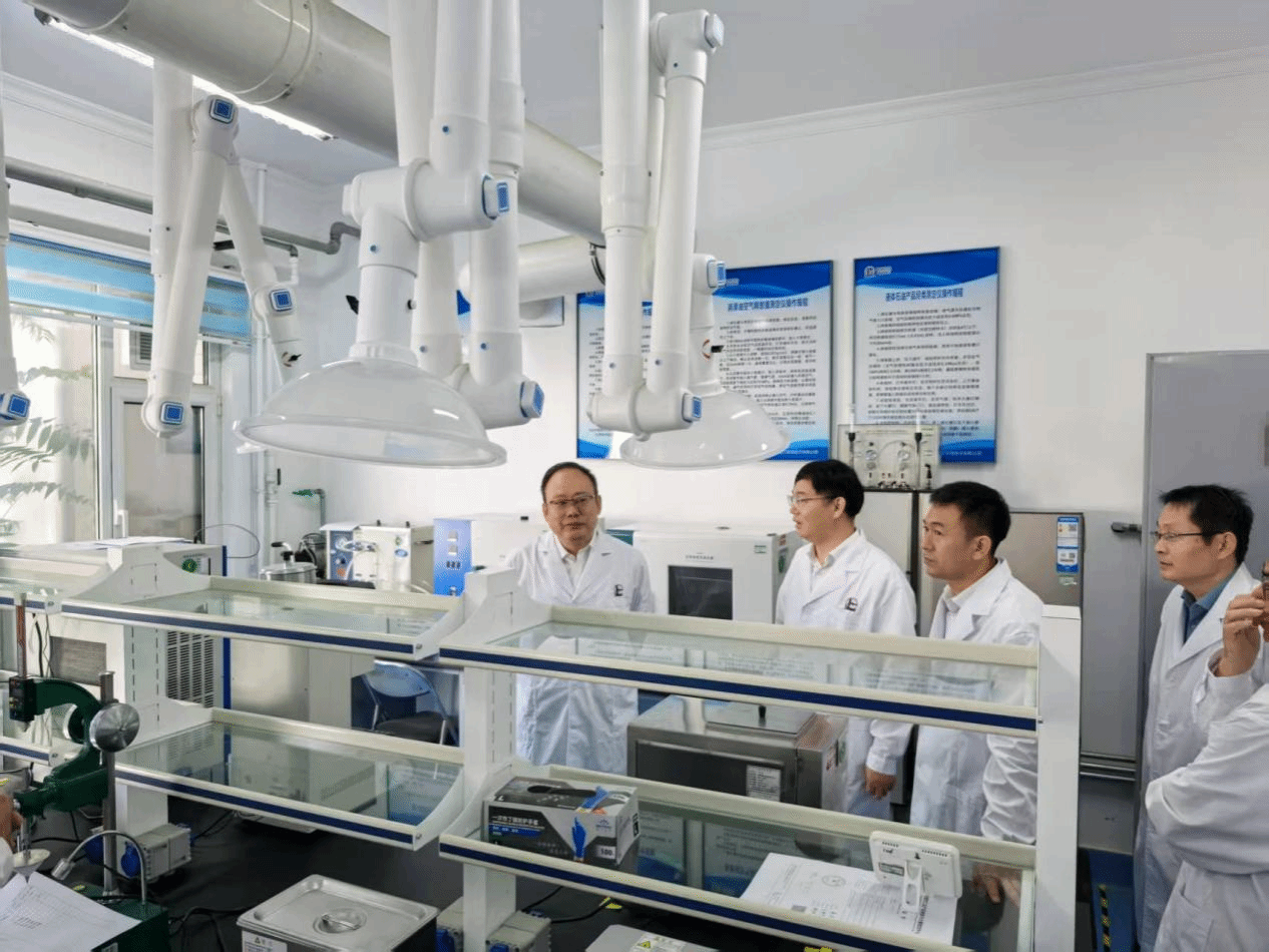 付曉飛書記帶隊走訪勝利油田化學品檢驗實驗室與校友基地，共促工程技術研發發展